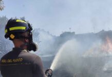 Incendio nelle campagne tra Taranto e Talsano, in fiamme una vasta area di sterpaglie