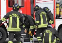 Auto in fiamme sulla Statale 7: incendio si estende alla pineta vicino all’ex Ilva