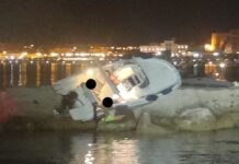 Motoscafo si schianta sulla diga foranea del porto